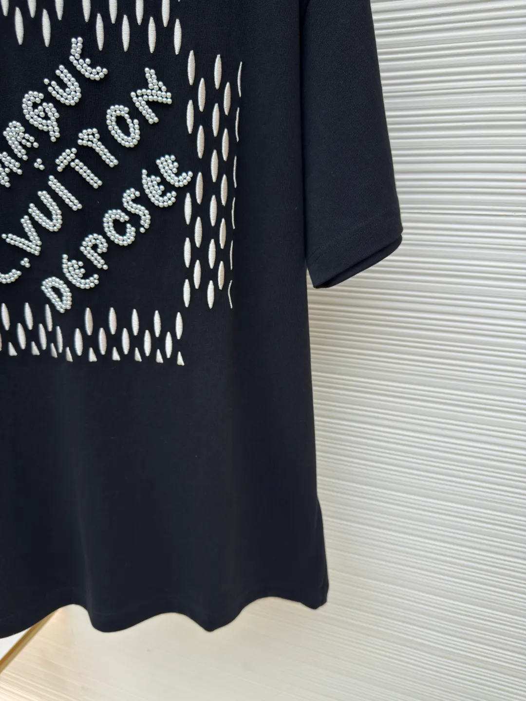 LOUIS VUITTON embroidered beaded letter T-shirt ●Authentic product: 13000 purchased and developed ●Item number: 1680220-A85 ●Fabric: combed cotton fabric ●Technology: embroidery production ●Version: fitted version ●Weight: about 420 grams ●Size: XS-S-M-L ●Description: The fabric is made of 26s double-ply combed cotton + long-staple cotton blended compact siro yarn. The rib is made of 26s+32s yarn 1*1 cylinder machine open width rib. The front panel is embroidered with Tajima embroidery machine imported from Japan. The thick plate rubber pad is polyester mercerized. Thread three-dimensional hemming embroidery, purchase Y version to manually point each bead, open a cardboard mold, and scan powder for precise positioning of a single piece. The beads are made of 4-mile round pearlescent white bubble beads, made by hand crochet technology, and all single beads are tied with hooks and threads to ensure that they are placed at the powder scan position. The overall wiring is straight and delicate, the fabric is comfortable and soft, and the color is consistent without color difference. It can be matched with the same style to create a fashionable look and control various occasions. Customized accessories, complete with three standards, same style for men and women!